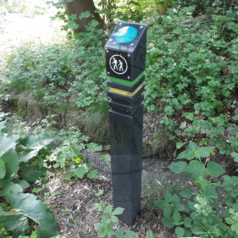 Kunststof Wandelroutepaal met 45° kop met uitsparingen voor Kleurbandjes 