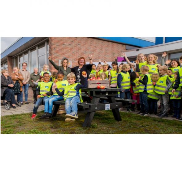 Opschoonactie levert Sint Jozefschool picknicktafel op