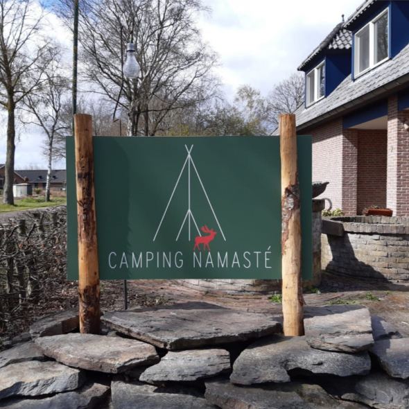 Mooi bord van 100% gerecycled papier voor camping Namasté