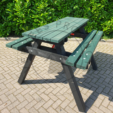kunststof-picknickset-zomer-met-ingraafpoten.jpg